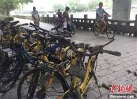 北京护城河放水，捞出近百辆共享单车！