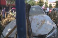 新闻现场：宝马车冲上路边花坛   撞断两棵树