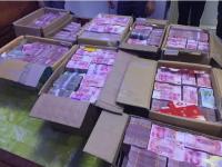 警方破案搜出数千万现金 堆起两堵墙