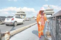 长江大桥桥面温度近60℃，环卫工穿2件衣服防晒伤