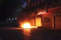 吓人！随州一小车夜间突然起火，现场浓烟滚滚，消防官兵紧急扑救！