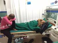 随州一工地惊现“足球大”马蜂窝，消防员连夜火攻摘除！切记， 马蜂窝不可随便“捅”！