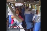 轿车追尾致客车侧翻  未系安全带多名乘客受伤