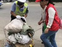 87岁老人焦急无助，暖心辅警帮忙分忧