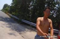 男子高速下车方便被弃 同伴开出30公里才知道