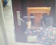 违法男子被拘时咬伤民警 家属大闹警队反诬警察打人