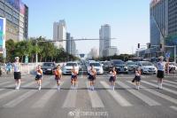 河北交警推“等灯舞”：红灯时女民警与孩子在斑马线上跳舞