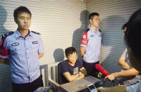 黑衣男掌掴辱骂女记者被刑拘