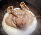 随州一男子为图方便 用有毒原料生产猪头肉