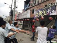 市城管部门重拳出击 依法拆除私搭乱建