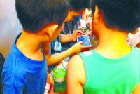 11岁男孩用手机玩游戏一天花去四千多元