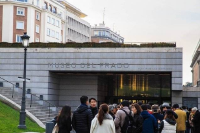 低头玩手机、闲聊吃东西：博物馆变成“乘凉地”？  