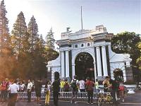 日晷被刻字刚修复 清华二校门被刻“皇上我来了”  