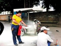 宝马车加油遭纵火 油站员工灭火奖励5万