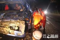 316国道上两辆货车相撞两人被困，随州消防官兵紧急救援！