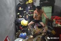 惊险！随州汉东路一摩托车凌晨起火，车主自行灭火被卡，随州消防深夜紧急救援！