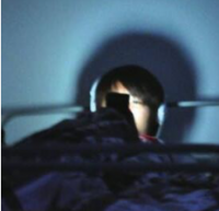 晚上关灯玩手机会得眼癌？专家辟谣：不至于
