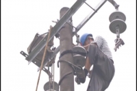 昨夜雷击断多处线路 供电公司积极组织抢修