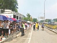 名校排队参观现“商机” “状元”陪游每小时200元  