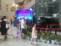 杭州一医院候诊厅用琴声舒缓患者心情：职工、家属来志愿弹琴