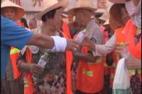 天气炎热不离岗  爱心人士送清凉