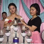 海军新郎赶不回来走红毯，堂妹替兄上台与嫂子“拜堂成亲”