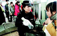 情侣携违禁品乘地铁被拦下 男子竟向安检员喷防狼喷雾剂 