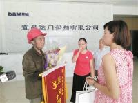 “旱鸭子”大叔江中勇救落水女童 救人后默默离开