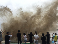 台风“泰利”路径拐弯影响不减 浙江温岭石塘掀巨浪