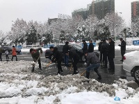 市住建委机关干部深入到白云大道、迎宾大道铲除道路积雪