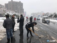 市住建委机关干部深入到白云大道、迎宾大道铲除道路积雪