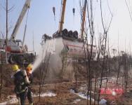 33吨甲醇槽罐车侧翻泄漏 我市多部门协同救援