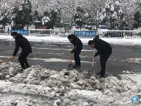 市住建委机关干部深入到白云大道、迎宾大道铲除道路积雪