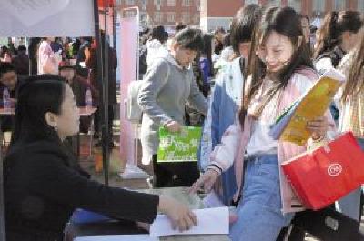 全国就业人员达7.76亿人 老百姓钱袋子越来越鼓 