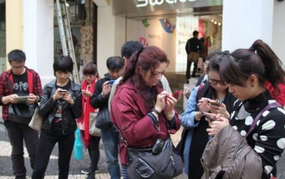 当心玩手机玩到没朋友！英媒：使用手机时应遵循五点建议