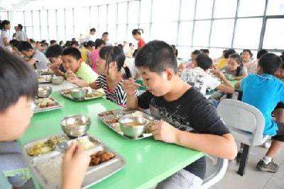 学校负责人需与学生同用餐 新规4月1日起施行