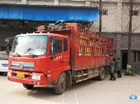 随州市烟草部门对收缴的价值380多万元的假冒伪劣烟草集中销毁