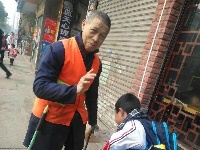 聚奎门学校开展“关爱他人，关爱社会，关爱自然”主题学雷锋活动