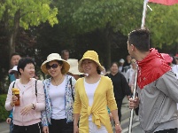 文明出行季·环白云湖健步行活动正在进行中