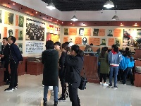 今天上午社会各界代表来到烈士纪念碑前缅怀先烈