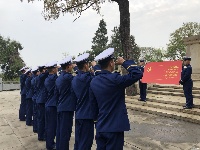 今天上午社会各界代表来到烈士纪念碑前缅怀先烈