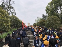 今天上午社会各界代表来到烈士纪念碑前缅怀先烈