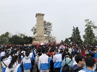 今天上午社会各界代表来到烈士纪念碑前缅怀先烈