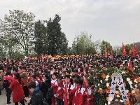 今天上午社会各界代表来到烈士纪念碑前缅怀先烈