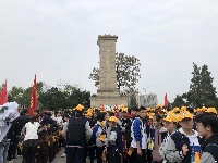 今天上午社会各界代表来到烈士纪念碑前缅怀先烈