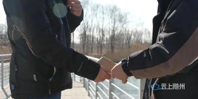 面对境外间谍的“友善面具”，他们的选择截然不同