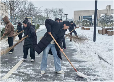 随县一中：开展校园清雪除冰 全力保障师生安全