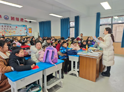 曾都区两水学校召开2025年寒假前家长会