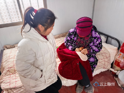 冬日暖阳照心田 邻里飞针传真情 ——太山庙村创文中的暖心一景