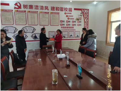 随县教育局主要领导到草店镇中心学校慰问贫困教师